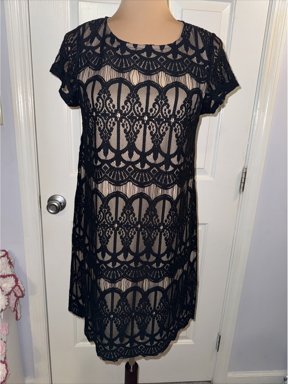 Love Fire black & nude lace shift party dress scallop hem size Medium
